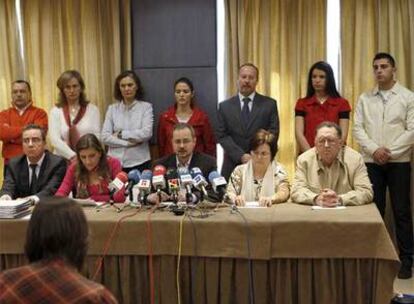 Los portavoces de la Asociación de Familiares de Víctimas del Yak, durante la rueda de prensa ofrecida hoy