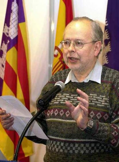 Fotografía de archivo tomada el 15 de febrero de 2001 del escritor, sacerdote y ex senador catalán Lluís María Xirinacs i Damians, que falleció en la población de Ogassa, en la provincia de Girona.