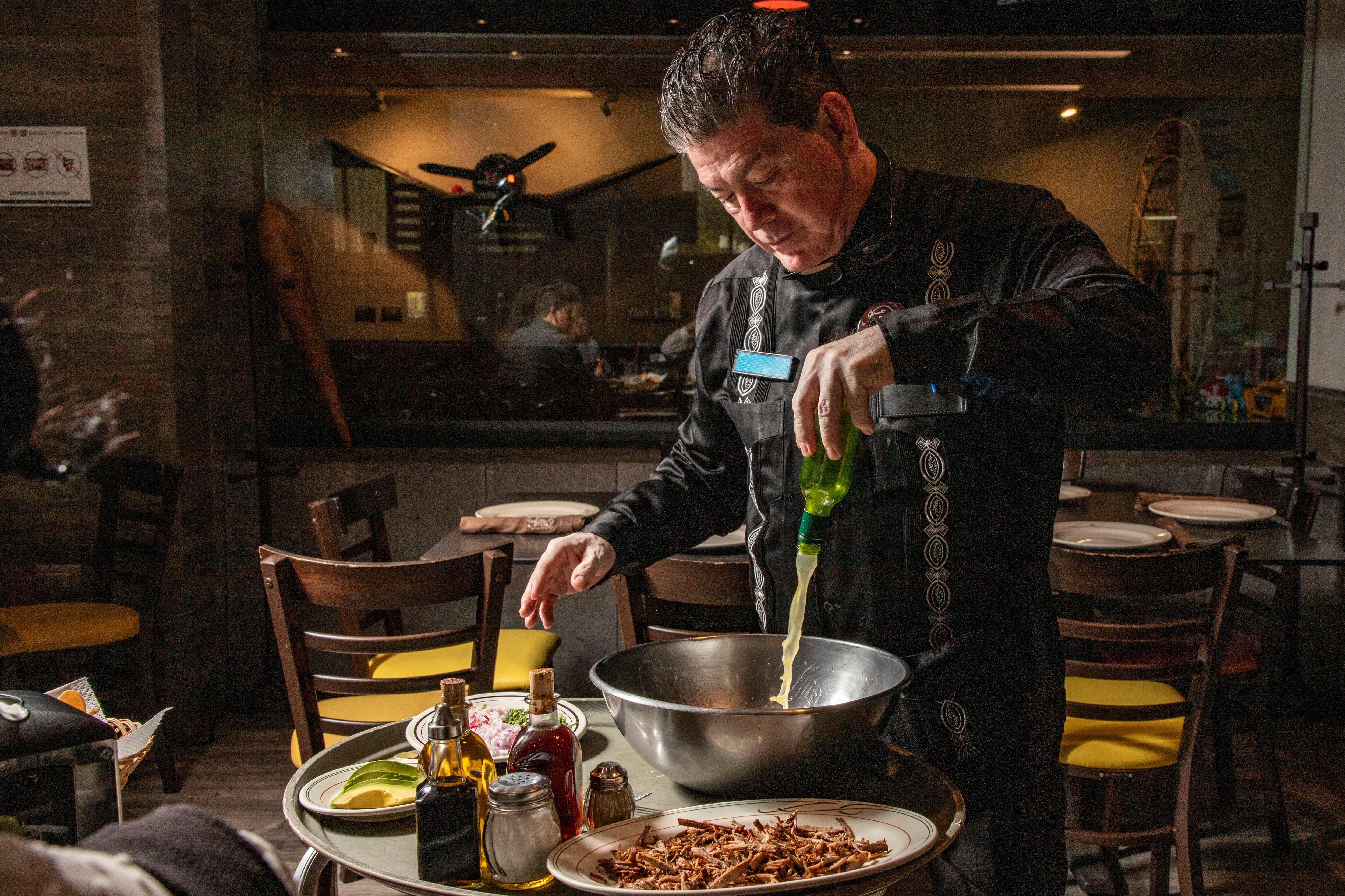 Hugo Mora, capitán del restaurante, prepara el salpicón de venado.