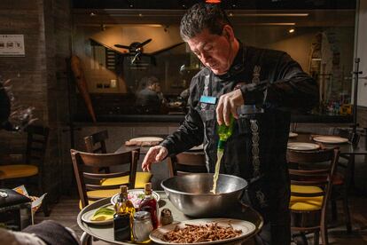 Hugo Mora, capitán del restaurante, prepara el salpicón de venado.