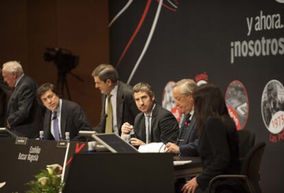 De izquierda a derecha, Vidarte, Macua, Mario Fernández, Urrutia, Aurtenetxe y Jone Artetxebarria (de espaldas), en la Asamblea.