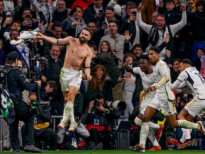 Dani Carvajal celebra su gol al Almería, el de la remontada del Real Madrid.