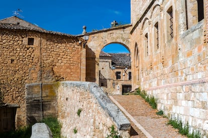 Iglesia-fortaleza de San Miguel en el pueblo de Maderuelo, construido en lo alto de un cerro en forma de espolón. 