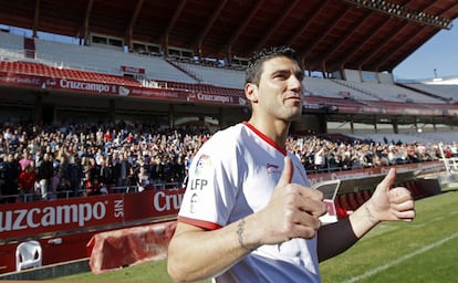 José Antonio Reyes, en 2012, en su presentación como jugador del Sevilla, en su segunda etapa en el club andaluz. Dijo que volvía con la intención de "ganar títulos", puesto que fichaba por "un equipo grande y ambicioso". Cumplió sus objetivos de sobra, porque levantó tres Europa League consecutivas (2014, 2015, 2016).