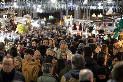 Ambiente en la Fira de Santa Llúcia en Barcelona, el sábado.