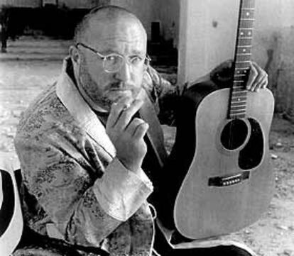 El cantautor Javier Bergia, en su casa de Val de Santo Domingo (Toledo).