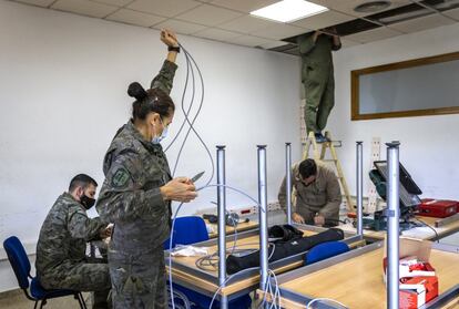 Los militares trabajan en una nueva sala que se empleará para el rastreo.