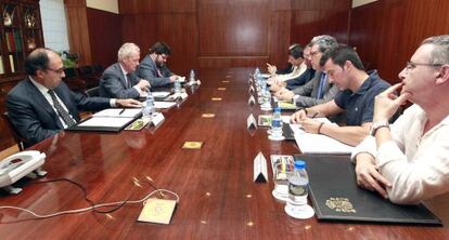 Pedro Moren&eacute;s y los trabajadores de la base de Mor&oacute;n, durante la reuni&oacute;n.