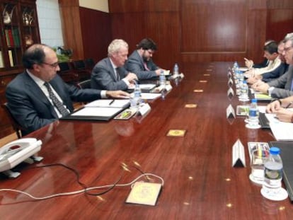 Pedro Moren&eacute;s y los trabajadores de la base de Mor&oacute;n, durante la reuni&oacute;n.