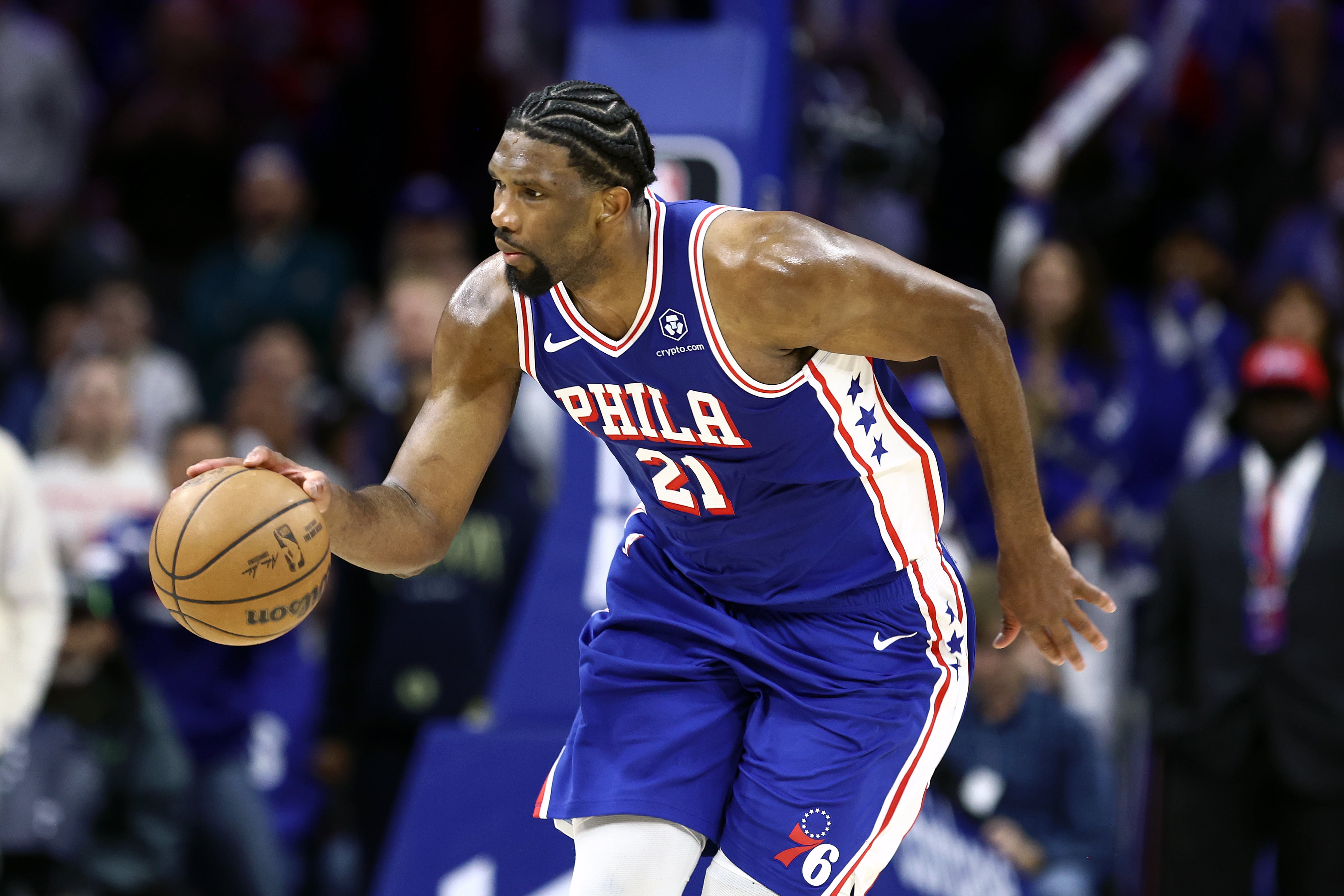 La NBA suspende a Joel Embiid durante tres partidos por empujar a un periodista que le criticó en una columna de opinión