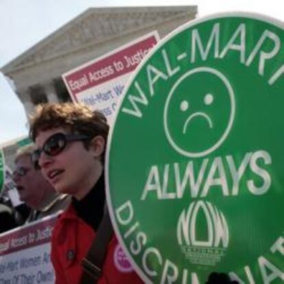Manifestantes a las puertas de la Corte del Supremo antes de que se conociera que ha sido desestimada la demanda contra Wal-Mart