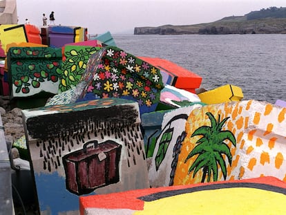 08/11/2001 Vista de los bloques de cemento del puerto de Llanes (Asturias) pintados por el artista Agustín Ibarrola.
