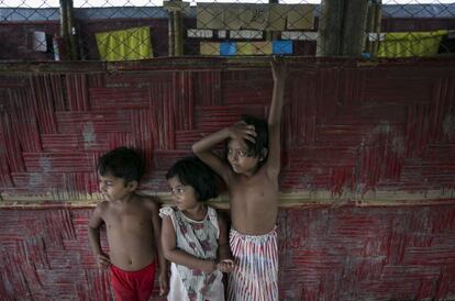 61 ONG locales e internacionales que trabajan con los rohingyas tanto en Bangladés como en Myanmar señalan que Rakáin no provee en este momento las "circunstancias "propicias" para el retorno de los refugiados". En la imagen, tres niños rohingyas posan para un retrato en Cox's Bazar (Bangladés).