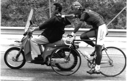 Pep Guardiola, a la derecha en bicicleta, junto al expresidente Joan Gaspart en su ascensión al monasterio de Montserrat en 1992.