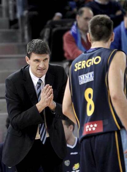 Perasovic da instrucciones a Sergio Sánchez durante el partido.