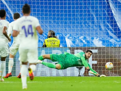 Courtois despeja un tiro de Danjuma en la primera parte.