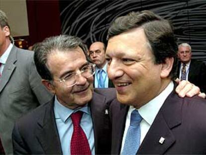 Durão Barroso recibe la felicitación de su predecesor, Romano Prodi, al término de la reunión.