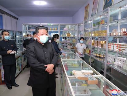El líder norcoreano, Kim Jong-un, visita una farmacia en medio del brote de coronavirus en la capital, Pyongyang.