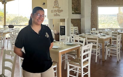 Alejandra Abadía en el restaurante El Búho, en Letur, un pueblo en la Sierra de Albacete, donde trabaja, en imagen proporcionada por Cáritas.