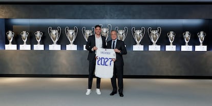 El presidente del Real Madrid, Florentino Pérez, posa junto al centrocampista uruguayo Fede Valverde, tras la renovación de este el martes.