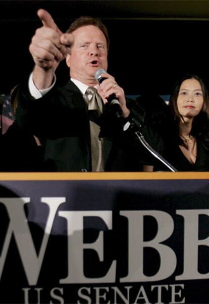 El demócrata Jim Webb ha ganado las elecciones a senador por el Estado de Virginia, con lo que su partido ha logrado el control del Senado y, por tanto, de ambas cámaras del Congreso de Estados Unidos. Webb se ha impuesto al candidato republicano Allen por un estrecho margen, algo menos de 7.000 votos