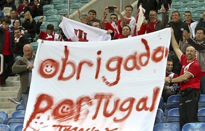 Hinchas de la selección gibraltareña sostienen una pancarta en la que se lee 'gracias, Portugal'.