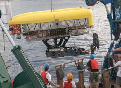 El robot submarino híbrido 'Nereus' antes de sumergirse desde el barco oceanográfico 'Kilo Moana' en mayo de 2009.