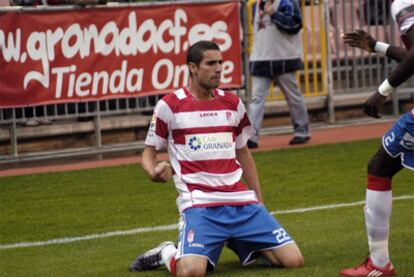 Geijo, delantero del Granada, celebra un gol de esta temporada
