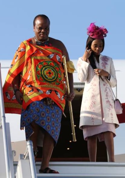 El rey Mswati III con una de sus esposas, a su llegada a Sochi, Rusia, el pasado octubre.
