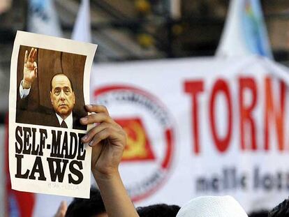 "Leyes hechas para sí mismo", reza un cartel con la fotografía del primer ministro italiano, durante la manifestación de ayer en Roma.