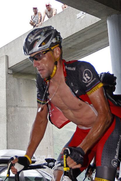 Lance Armstrong, durante la ascensión al Col de Aubisque.