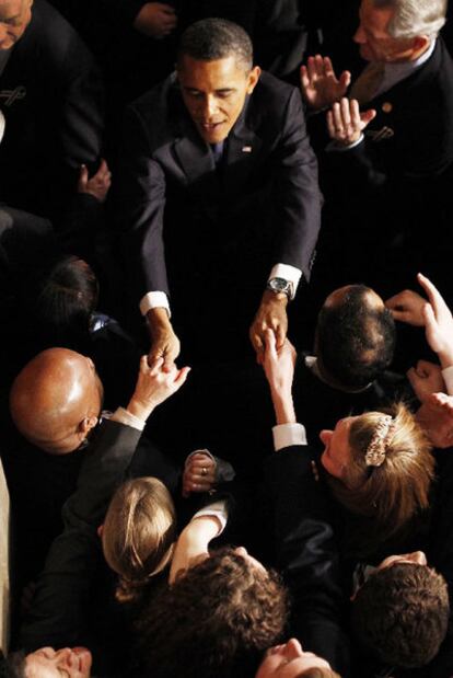 El presidente Obama saluda a congresistas tras su discurso.