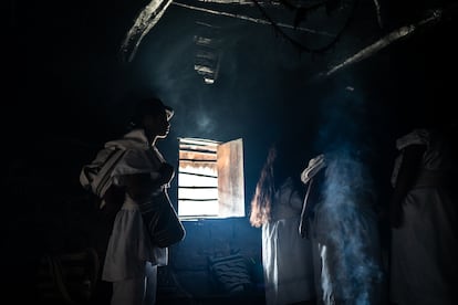 Varias personas preparan la comida en una de las cocinas del lugar.