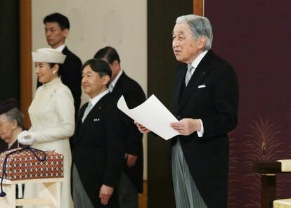 O imperador Akihito fala durante a cerimônia de sua abdicação na frente de outros membros de famílias reais e altos funcionários do governo no Palácio Imperial em Tóquio. O príncipe herdeiro Naruhito, segundo da esquerda e a princesa herdeira Masako, à esquerda.