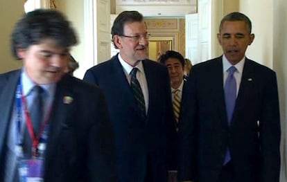 Fotografía tomada del vídeo facilitado por la Presidencia del Gobierno español del jefe del Ejecutivo, Mariano Rajoy, conversando con el presidente de Estados Unidos, Barack Obama, antes de acceder a la sala del Palacio de Constantino de San Petersburgo, donde se celebra el plenario del G20.