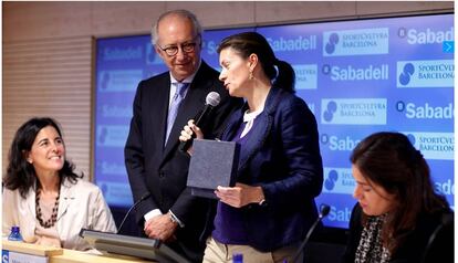 Sara Puig recibiendo un premio durante su etapa como presidenta de la Fundación Godia.