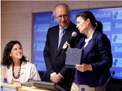 Sara Puig recibiendo un premio durante su etapa como presidenta de la Fundación Godia.