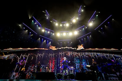 Joaquín Sabina interpreta la primera canción del recital en el escenario del Movistara Arena en Madrid.