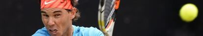 Nadal golpea la pelota en el duelo ante Baghdatis.