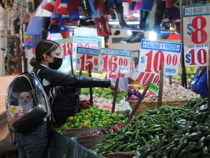 Una mujer compra víveres en un puesto en un mercado en Ciudad de México, el pasado 13 de enero.