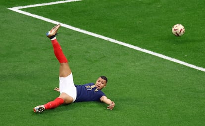 Kylian Mbappé, tras recibir una falta durante el partido ante Marruecos.