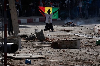 Un manifestante con una bandera senegalesa, en el campus de la Universidad Cheikh Anta Diop de Dakar, este jueves.