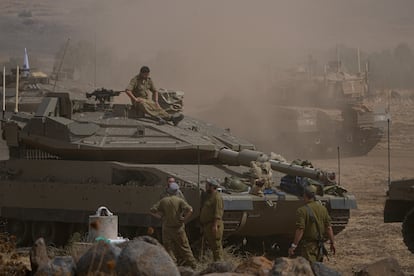 Tanques israelíes, estacionados cerca de la frontera con el Líbano, este miércoles. 