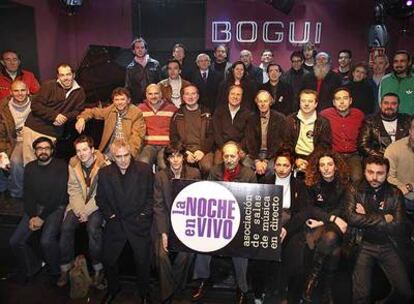 Miembros de la asociación La Noche en Vivo, fotografiados en la sala Bogui, clausurada recientemente.