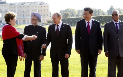(De izda. a dcha.) la presidenta brasileña, Dilma Rousseff; el primer ministro indio, Manmohan Singh; el presidente ruso, Vladímir Putin; el presidente chino, Xi Jinping, y el presidente sudafricano, Jacob Zuma,posan antes de la reunión de representantes del BRICS en el marco de la Cumbre del G20.