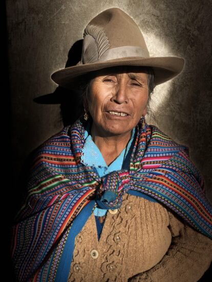 Vendedora de ervas do mercado Challua, em Huaraz (Peru).