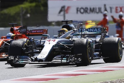 El piloto británico de Mercedes Lewis Hamilton saluda tras finalizar primero en el Gran Premio de España de Fórmula 1.