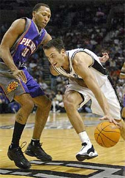 Manu Ginobili, de los Spurs, trata de pasar a Shawn Marion, de los Suns, durante el partido de esta noche.