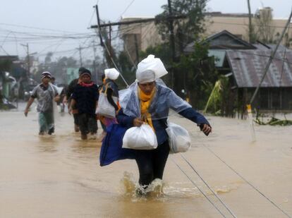 Filipins tracten de sortir de la ciutat de Borongan, a l'illa de Samar, per protegir-se del tifó.