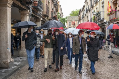 El candidato del PSOE a la Comunidad de Madrid, Ángel Gabilondo, habla con unos simpatizantes a su llegada a la plaza del Palacio en Alcalá de Henares (Madrid), el pasado 22 de abril.